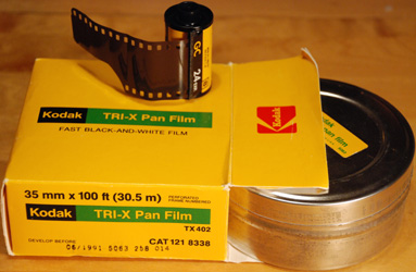Svartvit film på metervara och negativ färgfilm i 35mm kassett. (49kb)