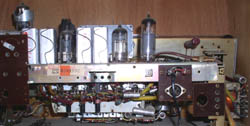 Radiogrammofonens radiorör med  kondensatorer och motstånd (16kb)